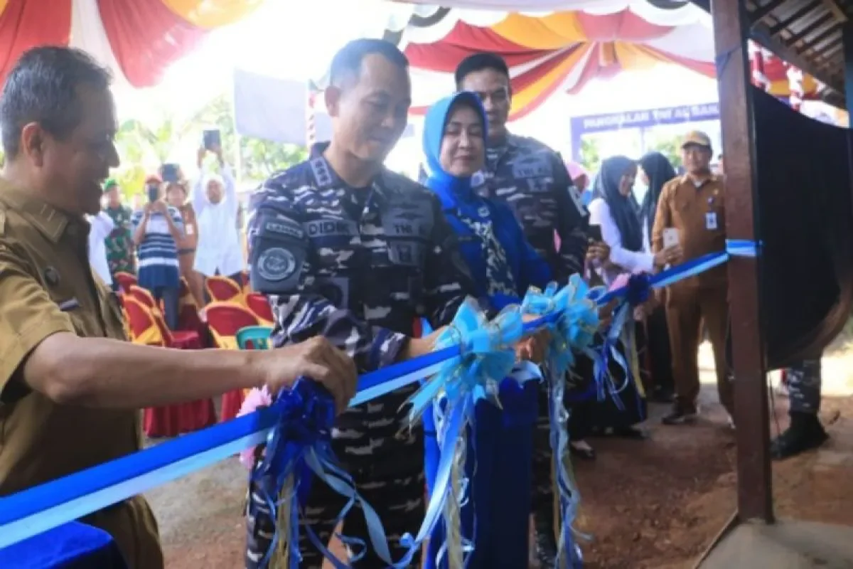 Komandan Lanal Banjarmasin Kolonel Laut (P) Didik Kusyato didampingi oleh Plt Asisten Bidang Administrasi Umum meresmikan Rumah Pintar KBN yang ditandai dengan pemotongan pita di Kurau, beberapa waktu lalu.(ANTARA)