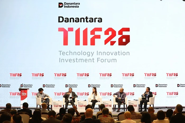 Direktur Utama Telkom Nanang Hendarno menyampaikan paparan pada hari kedua Danantara Indonesia Technology and Innovation Forum (DTIIF) 2026 di Jakarta, Selasa (27/10/2026).