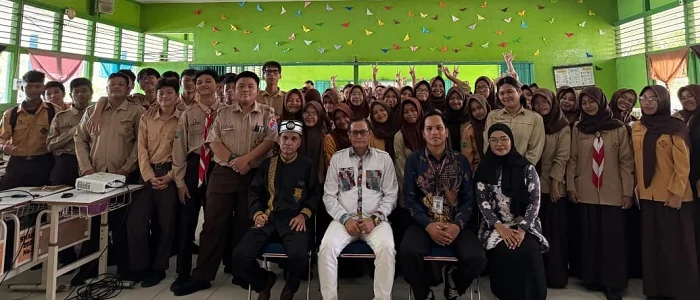 FOTO BERSAMA - Anggota DPD RI Dapil Kalbar Syarif Melvin Alkadri befoto bersama Siswa SMAN 6 Pontianak pada sela-sela Sosialisasi Empat Pilar di Sekolah.