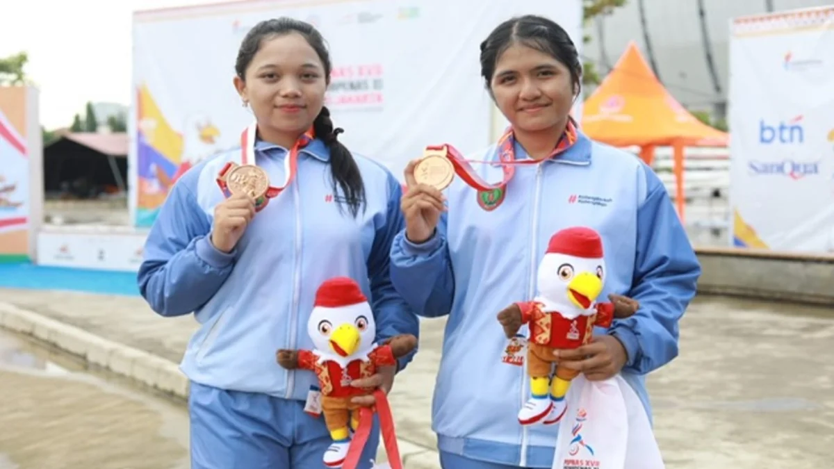 Dua atlet dayung Kalteng, Ekklesia Esterin dan Zefanya Febrianti, berhasil menyumbangkan medali perunggu untuk nomor Women Coxless Pair (W2-). Foto: MMCKalteng