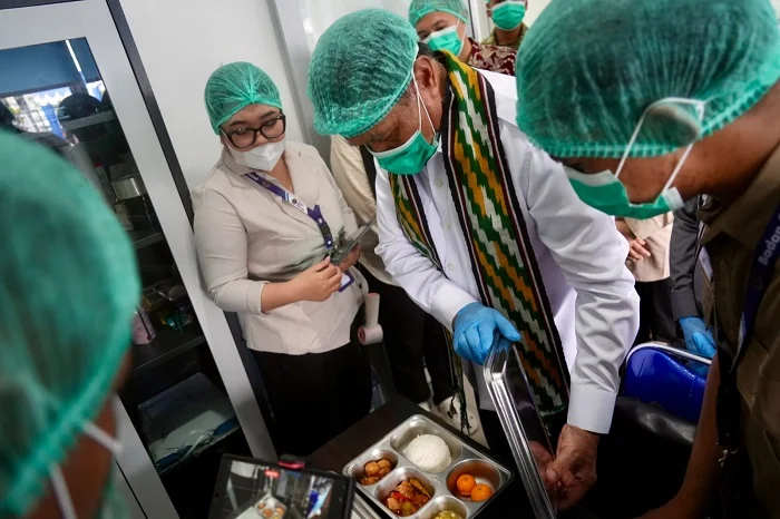 TINJAU - Menteri Koordinator Bidang Politik dan Keamanan (Menkopolkam) Jenderal TNI (Purn) Djamari Chaniago saat meninjau SPPG Yayasan Lian Asa Borneo yang berlokasi di Jalan Suwignyo No. 19, Kota Pontianak, Kamis April 2026.