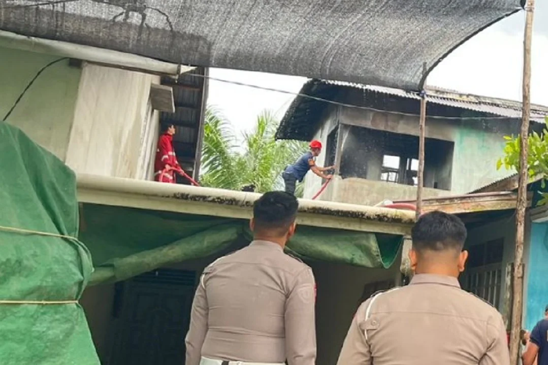 Petugas Damkar berupaya padamkan sisa api. | Diduga Korsleting Listrik, Rumah Kos di Sekadau Hangus Terbakar: Polisi Pastikan Nol Korban Jiwa. (FOTO: HUMAS POLRES)
