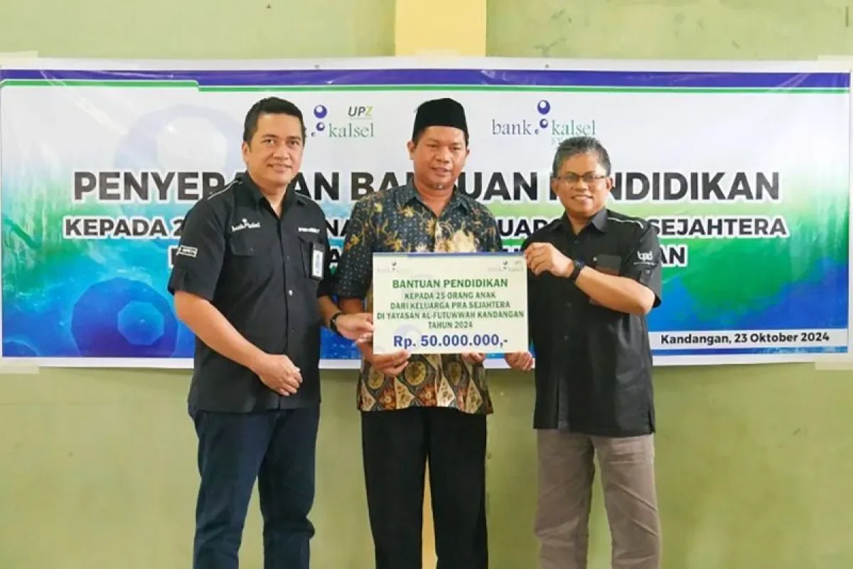 Kepala Kantor Cabang Syariah Kandangan, M. Fadjrin dan Kepala Kantor Cabang Kandangan, Muhammad Louthfi Rahmany, menyerahkan bantuan biaya pendidikan kepada Ketua Yayasan Pendidikan Islam Al Futuwwah Kandangan, Khairil Anwar. di Kandangan, Hulu sungai Sel