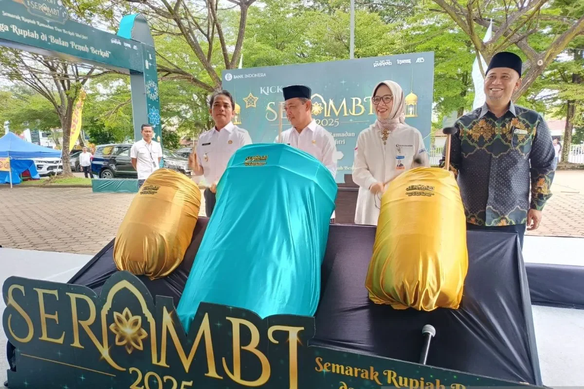 Gubernur Kalbar Ria Norsan didampingi Kepala Perwakilan Bank Indonesia Provinsi Kalbar N. A. Anggini Sari, Wakil Wali Kota Pontianak, Bahasan dan Anggota DPRD Kalbar Amin, menabuh genderang pembukaan acara Serambi 2025 di Pontianak. Doc.: ANTARA (int)