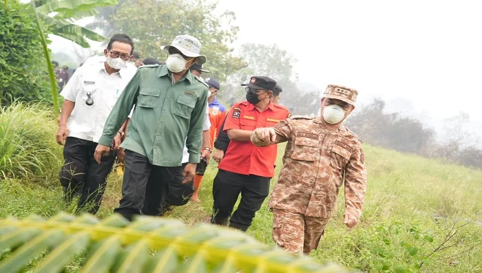 TINJAU - Gubernur Kalimantan Barat Ria Norsan saat meninjau kebakaran lahan di Sekunder C, Rasau Jaya, Kabupaten Kubu Raya, Rabu (2/9/2026).