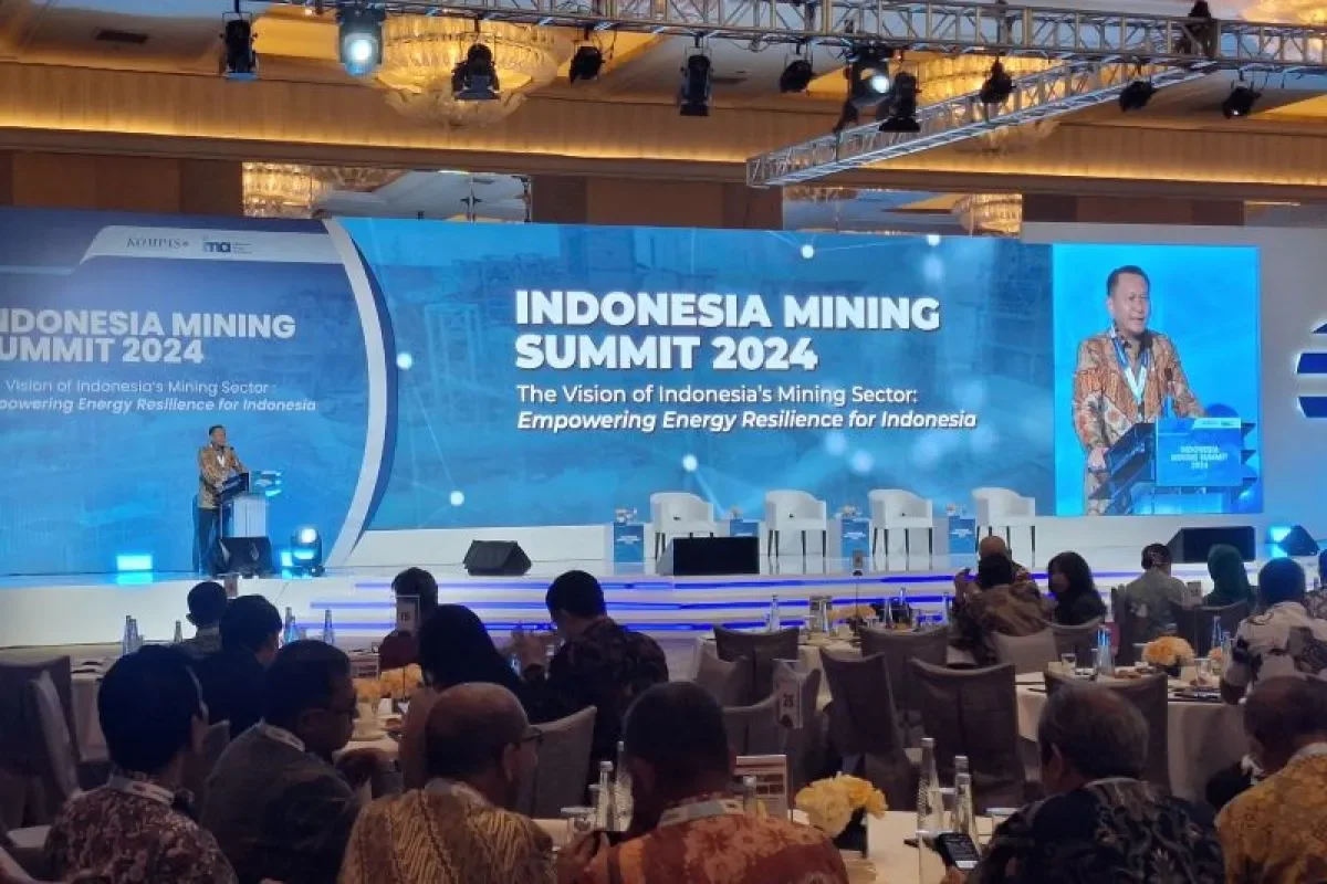 Anggota Komisi XII DPR RI Bambang Patijaya saat menyampaikan pidato pembuka dalam acara Indonesia Mining Summit 2024 di Jakarta.(ANTARA)