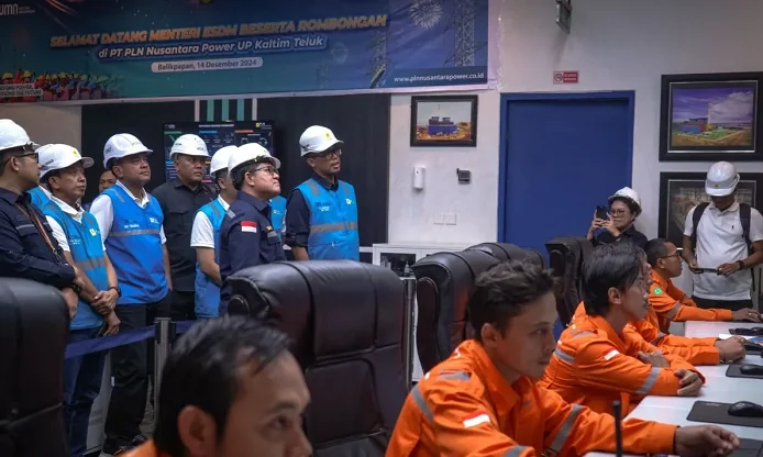 Direktur Jenderal Ketenagalistrikan Kementerian Energi dan Sumber Daya Mineral (ESDM) Jisman P Hutajulu saat meninjau ruang kontrol dari UP2B di Balikpapan (ANTARA)