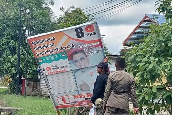 Penertiban Alat Peraga Kampanye yang dilakukan oleh Bawaslu Kapuas Hulu (Foto:Antara)