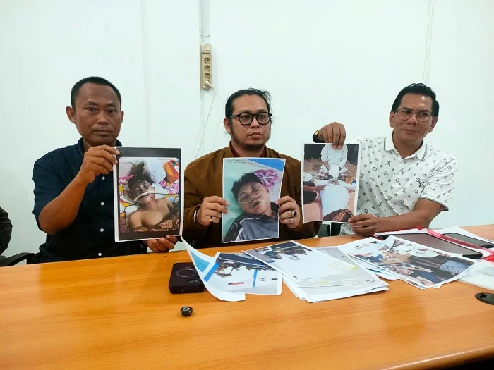 KONPRES - Kuasa Hukum keluarga korban yang merupakan perwakilan Majelis Wilayah (MW) KAHMI Kalbar, Ruhermansyah, M. Merza Berliandy dan Ayah korban, Ahmad Edi Santoso pada konferensi pers, Sabtu 28 Maret 2026. (Zulfikri/KabarKalimantan)