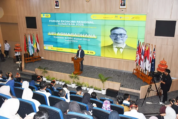 SAMBUTAN - CEO KGI Upi Asmaradana saat memberikan sambutan pada Forum Ekonomi Regional Sumatera 2026 di Palembang, Senin (20/04/2026) Forum tersebut menghasilkan Piagam Palembang sebagai rekomendasi penguatan ekonomi syariah regional.