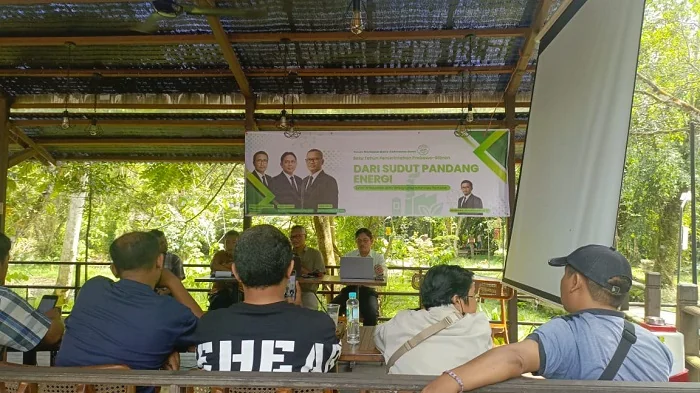 DISKUSI - Forum Wartawan Bisinis Kalimantan menggelar diskusi terbuka bersama para akademisi Universitas Tanjungpura bahas capaian Satu Tahun Pemerintahan Prabowo Gibran dari Sudut Pandang Energi. Diskusi tersebut digelar di Warkop Aming Jalan Veteran pad