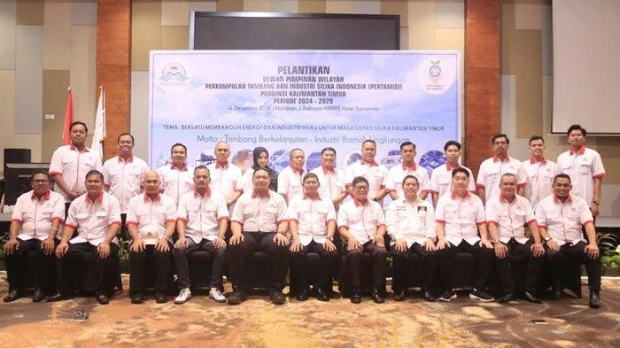 Ketua DPP Pertamisi Raden Sukhyar, Ketua DPW Pertamisi Kalimantan Timur Tandi Soenarto, Anggota DPD RI, Yulianus Henock Sumual foto bersama pengurus DPD Pertamisi Kaltim periode 2024-2029 yang baru dilantik. (Tribun)