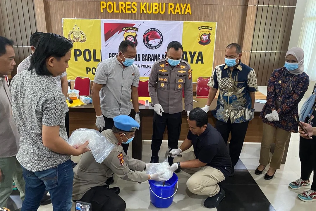Pemusnahan 2 Kg Sabu di Kubu Raya: Barang Bukti dari Bandara Supadio dan Komplek Perumahan Dimusnahkan. (FOTO: HUMAS POLRES)
