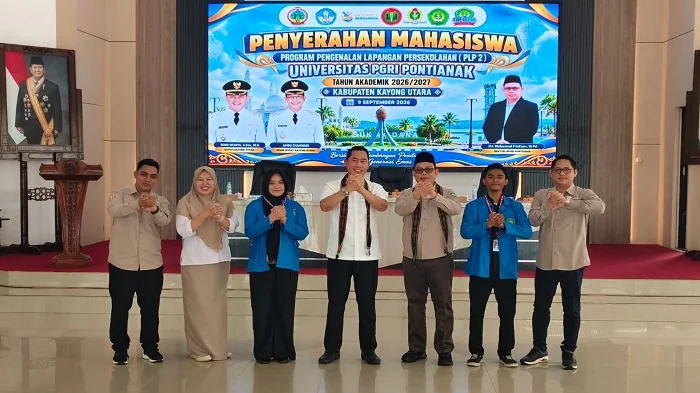 FOTO BERSAMA -Sekretaris Daerah Kabupaten Kayong Utara, Erwin Sudrajat (ke empat dari kana), Rektor Universitas PGRI Pontianak, Muhammad Firdaus (ke tiga dari kanan), Koordinator PLP 2, M. Sadikin (pertama dari kiri) pada penyerahan Mahasiswa Program Peng