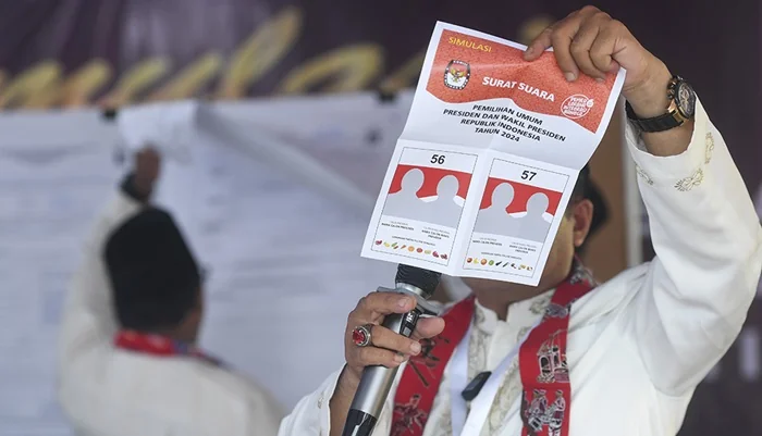 Petugas Kelompok Penyelenggara Pemungutan Suara (KPPS) melakukan perhitungan surat suara dalam simulasi pemungutan dan penghitungan suara Pemilu 2024 (Foto: Antara).