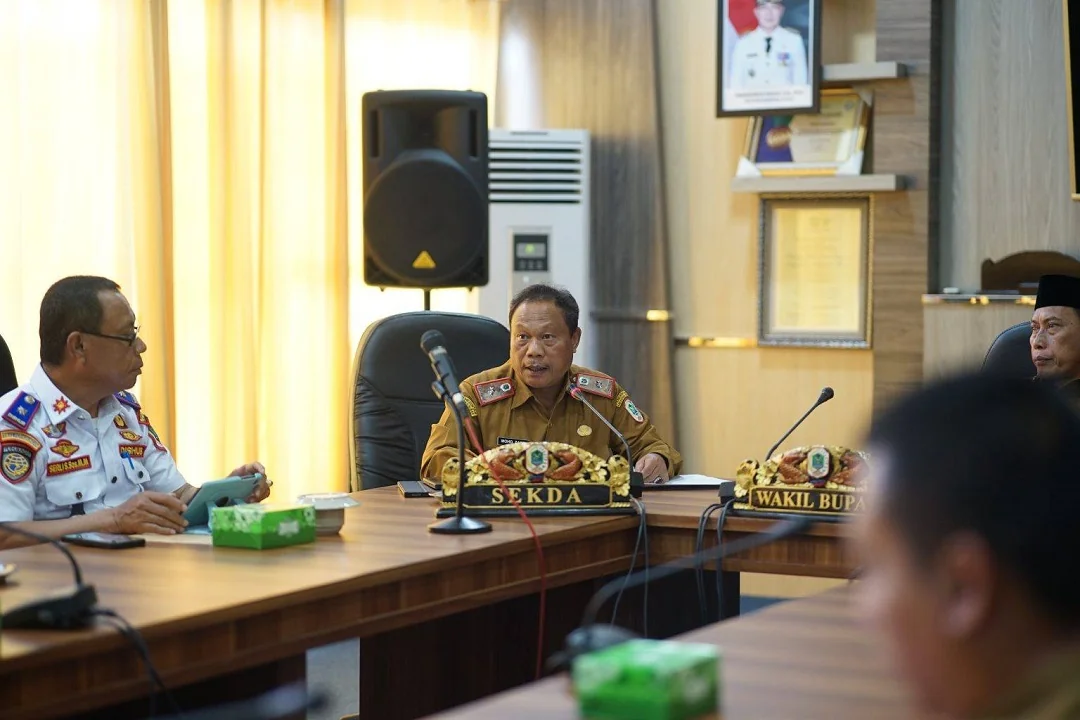 Sekda Kapuas Hulu, Mohd Zaini, saat memimpin rakor persiapan menyambut kunjungan Delegasi Kementerian Pengangkutan Sarawak (MTOS), Selasa (22/7/25). (FOTO: DISKOMINFOTIK-KH)