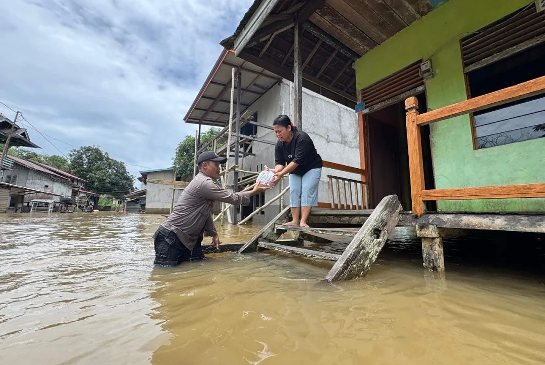 Melawi Terendam Banjir, Hujan Deras Sebabkan Sungai Meluap: Ribuan KK Terdampak. (FOTO: POLSEK KOTA BARU)