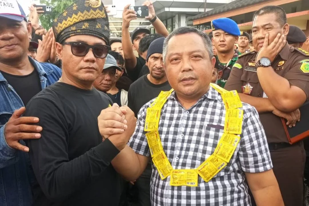 Aksi Simbolik Kalung Bungkus Tolak Angin untuk Kejati Kalbar: Mendesak Penahanan Edy Chow dalam Kasus Oli Palsu. (FOTO: BPM KALBAR)