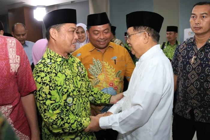 BERSALAMAN - Ketua DMI Kalbar sekaligus Gubernur Kalimantan Barat Ria Norsan saat bersalaman dengan Ketua DMI Pusat Yusuf Kalla pada momen Halal Bihalal yang digelar di Aula Gedung DMI, Matraman, Jakarta Timur, Jumat (24/4/2026)