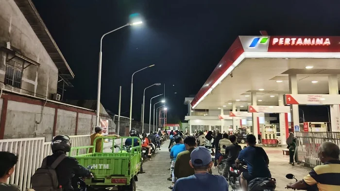 ANTRE - Warga di Kota Pontianak mengangtre membeli BBM di SPBU Kota Pontianak. Senin (27/7/2026)