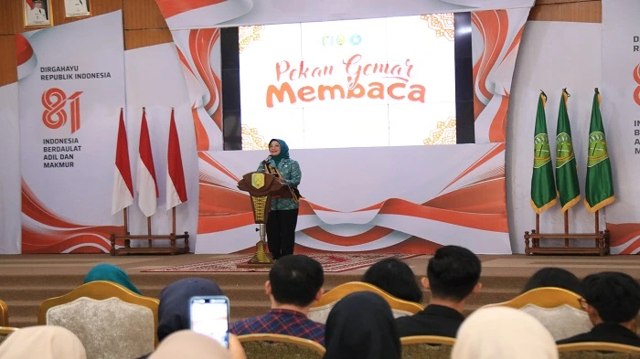 Erlina Ria Norsan saat memberikan sambutan pada pembukaan kegiatan Pekan Gemar Membaca di Aula Kantor Bupati Sambas, Rabu (14/10/2026).