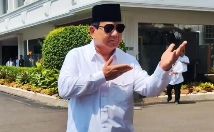 Foto: Prabowo Subianto berpose silat saat menyambangi Istana Kepresidenan Jakarta, Senin (8/7/2024) siang. ANTARA/Mentari Dwi Gayati.