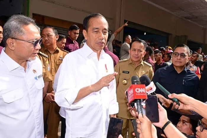 Presiden Joko Widodo menyampaikan keterangannya di Delimas Pasar Raya, Lubuk Pakam, Kabupaten Deli Serdang, pada Selasa, 10 September 2024. Foto: BPMI Setpres/Muchlis Jr.