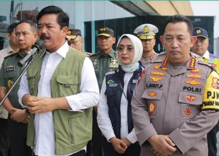 Menko Polhukam, Hadi Tjahjanto bersama Kapolri Jenderal Listyo Sigit Prabowo.
