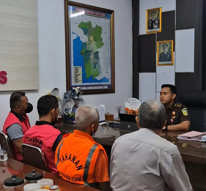 Kepala Seksi Tindak Pidana Khusus Kejaksaan Negeri Ketapang, Arie Zaky Prasetya, SH., MH saat memeriksa tiga tersangka kasus tindak pidana korupsi LPJU Kabupaten Ketapang.