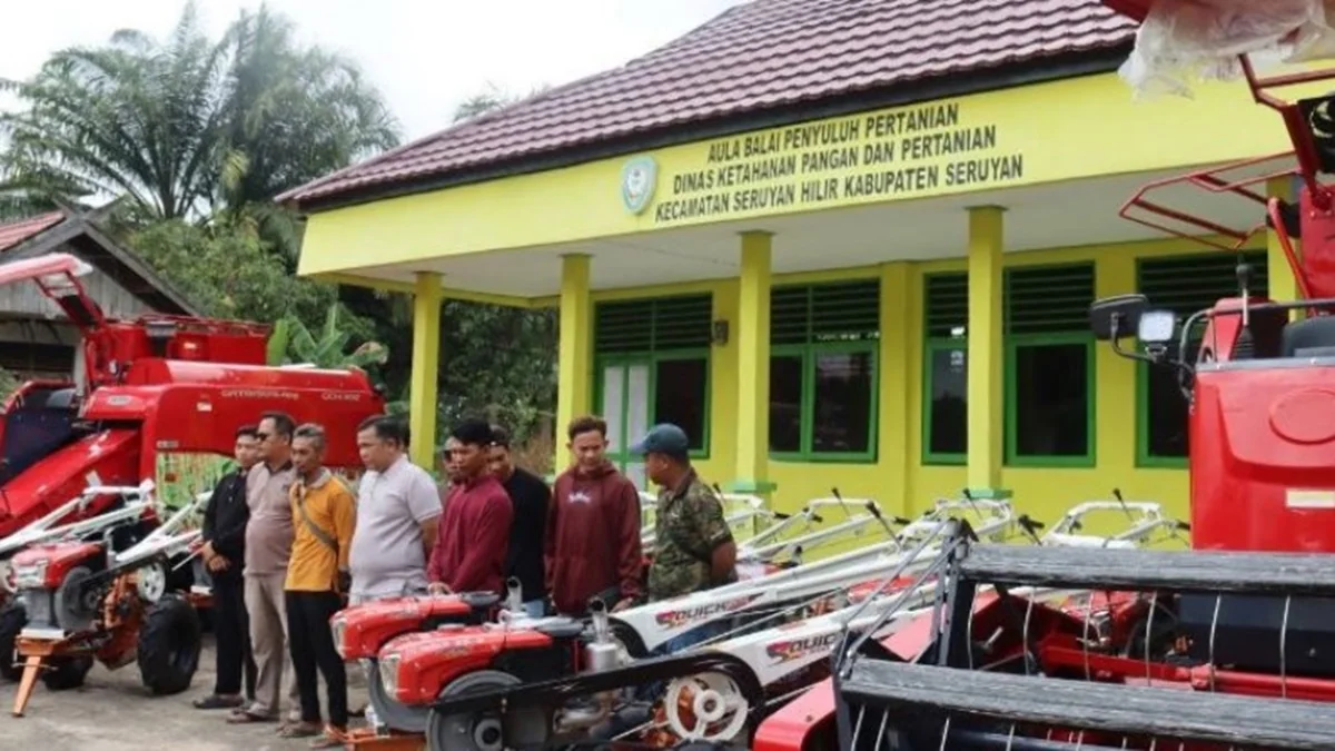 Pemerintah Kabupaten Seruyan menyalurkan bantuan alat dan mesin pertanian (alsintan) kepada Brigade Pangan sebagai upaya memperkuat ketahanan pangan dan meningkatkan produktivitas pertanian di daerah. Foto: MMCKalteng