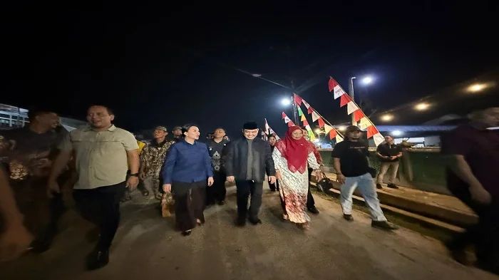 SAMBUT - Warga Serimbu menyambut kedatangan Gubernur Kalimantan Barat Ria Norsan saat hadiri kegiatan Gema Membangun Desa (GMD) di Desa Serimbu, Kecamatan Air Besar, Kabupaten Landak, Jumat (28/8/2026) malam.