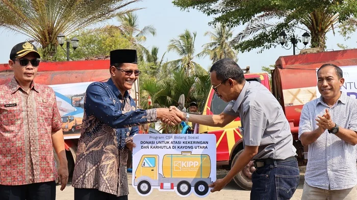 PENYERAHAN -Wakil Bupati Kayong Utara Amru Chanwari  menerima secara simbolis bantuan peminjaman truk pengangkut air kepada di Sukadana, Jumat (14/8/2026). Selain truk air, KIPP dan PT CMI juga menyerahkan bantuan pompa air, masker gas, multivitamin, susu