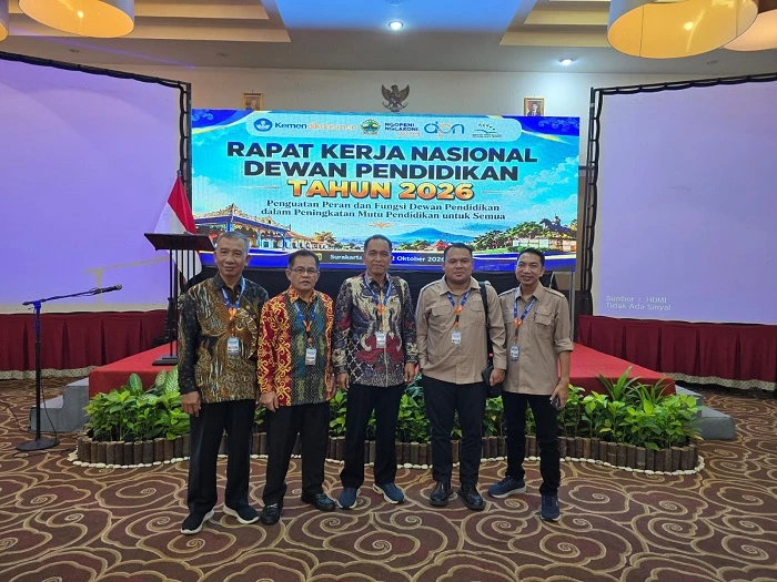 Ketua Komisi Pendidikan Dasar Dewan Pendidikan Provinsi Kalimantan Barat Periode 2025 - 2030 Pitalis Mawardi B, M.Pd., Ph.D.  (dua dari kanan) pada Rapat Kerja Nasional Dewan Pendidikan Tahun 2026 di Surakarta.