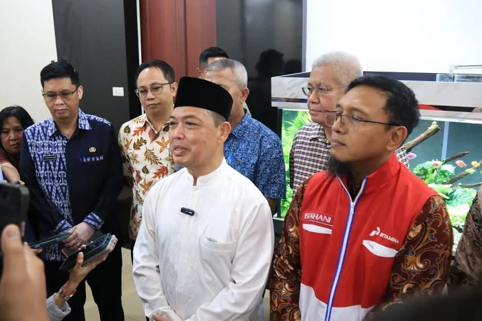 WAWANCARA - Gubernur Kalimantan Barat Ria Norsan saat diwawancarai usai memanggil Pimpinan Pertamina ke Pendopo Gubernur Kalbar imbas antrean BBM yang terjadi di sejumlah SPBU di Pontianak, Jumat (20/03/2026)