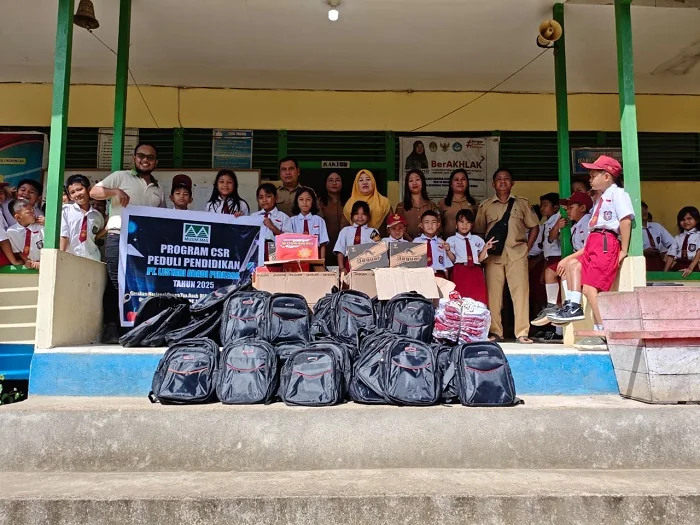 BANTUAN - Penyerahan bantuan (CSR) oleh manajemen PT LAP dan PT MP ke sekolah sekolah di sekitar wilayah operasional perusahaan