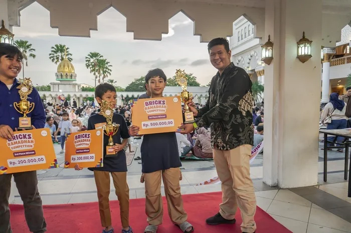 HADIAH -  Para pemenang Ramadhan Brick Competition  menerima hadiah dari  panitia kegiatan yang digelar Robotiku Pontianak pada Sabtu  (14/03/2026) di Halaman Masjid Raya Mujahidin Pontianak.