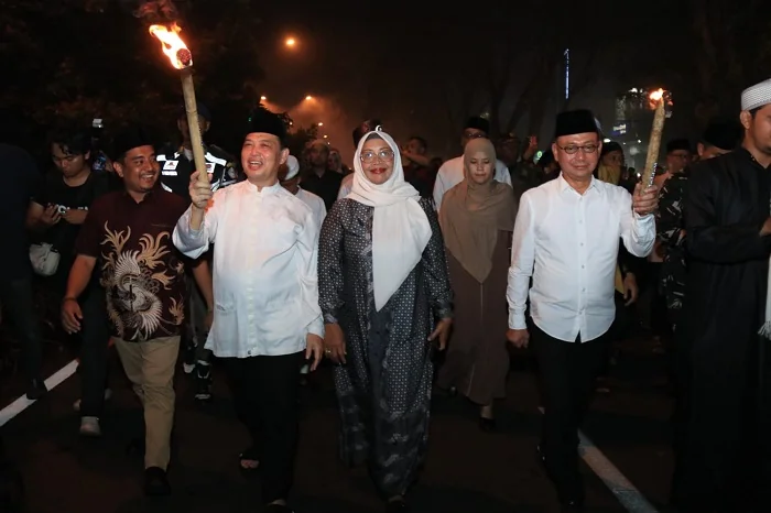 PAWAI OBOR - Gubernur  Kalimantan Barat Ria Norsan bersama Wali Kota Pontianak saat mengikuti Pawai Obor menyambut Ramadan 1447 H di Halaman Masjid Raya Mujahidin Pontianak, Senin (16/2/2026)
