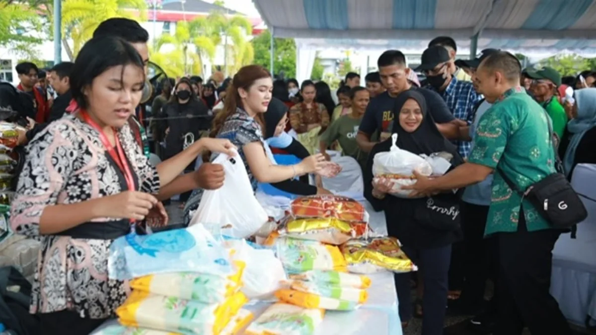 Gubernur Kalimantan Tengah H. Agustiar Sabran membagikan 1.000 paket sembako gratis di Pasar Murah. Foto: MMCKalteng
