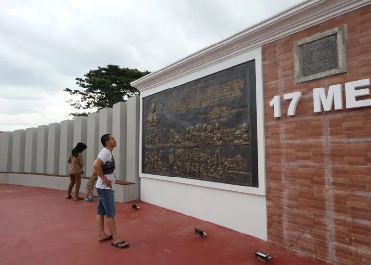 Pengunjung taman 17 Mei melihat diorama perjuangan melawan penjajah (Poros Kalimantan)