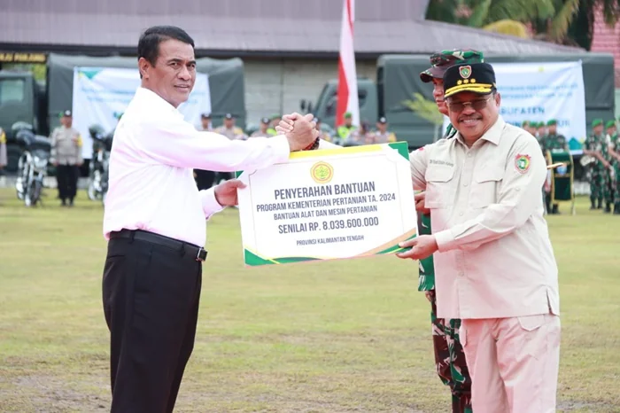 Mentan RI Andi Amran Sulaiman menyerahkan secara simbolis bantuan Alat Mesin Pertanian kepada Sekda Prov. Kalteng H. Nuryakin untuk pertanian di Kalimantan Tengah.