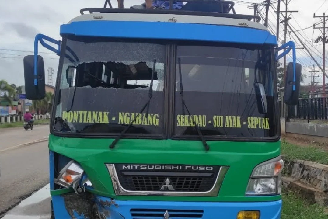 Kecelakaan Maut di Sekadau, Pengendara Motor Meninggal Usai Tabrakan dengan Micro Bus. (FOTO: HUMAS POLRES)