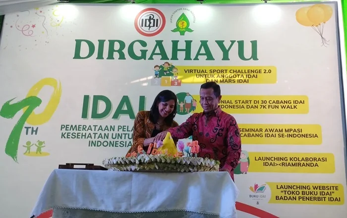 Keterangan Foto: Dr Safira Fatima Alatas, SpA(K) Ketua Kolegium Ilmu Kesehatan Anak & DR Dr Ari Prayitno, SpA(K) - Ketua Bidang Organisasi PP IDAI memotong tumpeng sebagai puncak perayaan HUT Ke-70 IDAI.