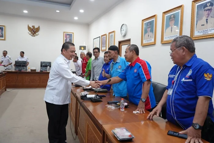 BERSALAMAN - Gubernur Kalimantan Barat Ria Norsan bersalaman dengan perwakilan buruh saat menerima audiensi serikat pekerja.