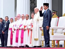 Jokowi Sambut Kunjungan Kenegaraan Sri Paus Fransiskus di Istana Merdeka