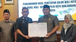 Arsip foto - enyerahan naskah paripurna pengumunan hasil penetapan Calon Wali Kota dan Wakil Wali Kota Terpilih Kota Banjarbaru kepada pasangan nomor urut 1 Hj Erna Lisa Halaby – Wartono